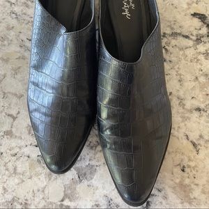 Crown Vintage black mules size 11